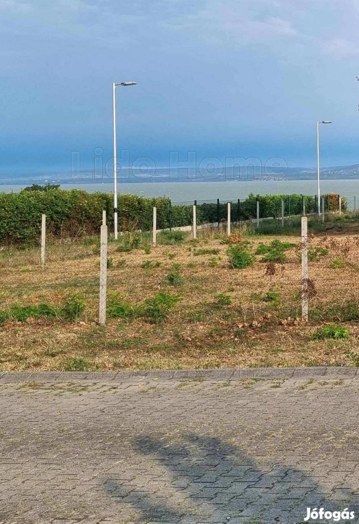 Csodálatos panorámával rendelkező építési telek eladó Balatonszárszón