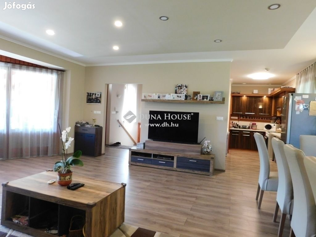 Csodás környezetben lévő családiház,3000 nm telekkel!