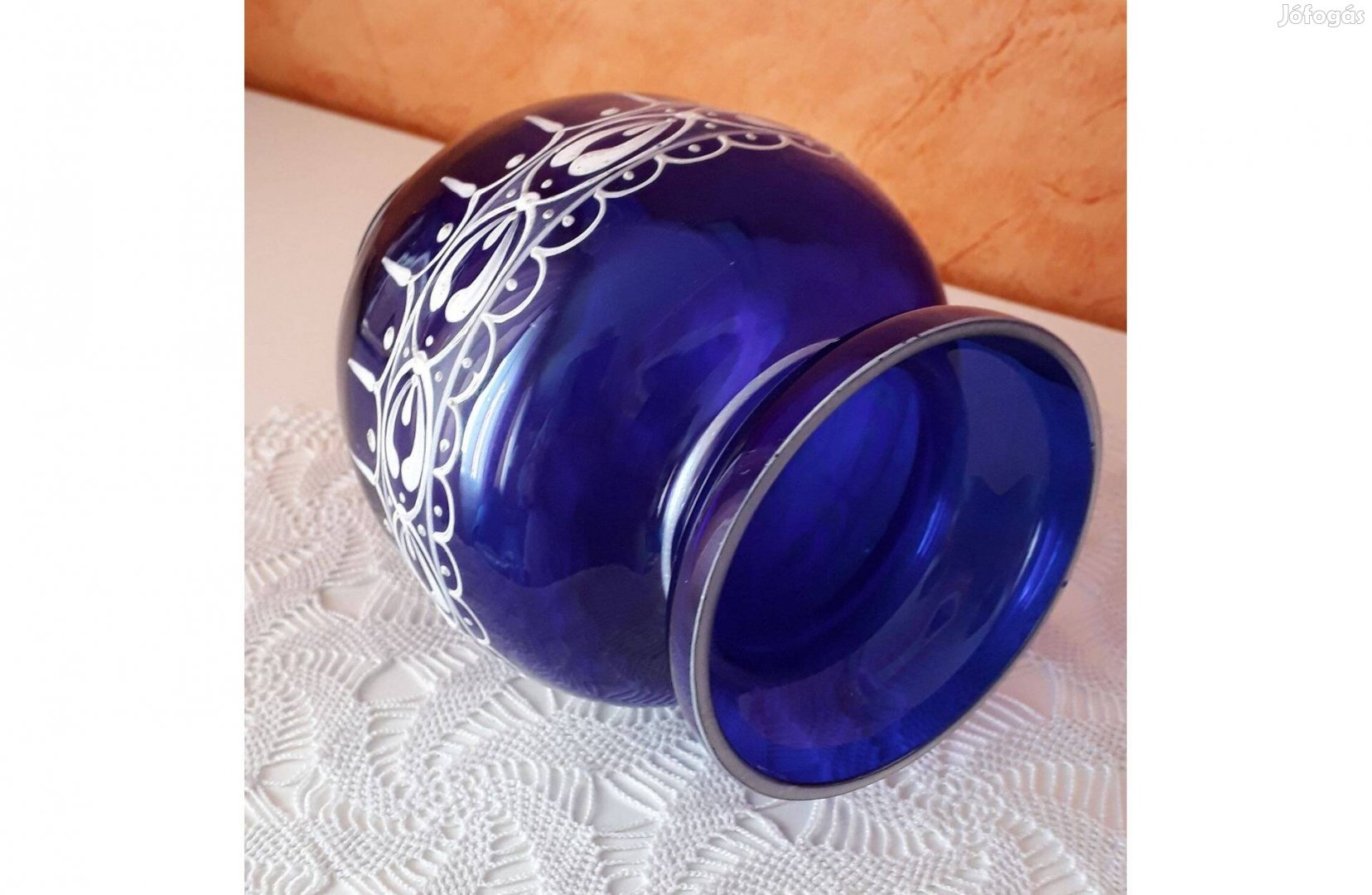Csodaszép, kézzel festett kék színű üveg váza