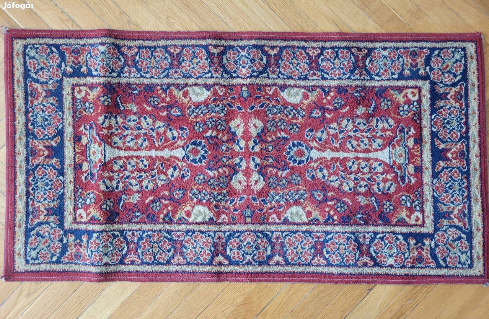 Csodaszép, piros-kék színvilágú, elegáns szőnyeg (kb 66x127cm)