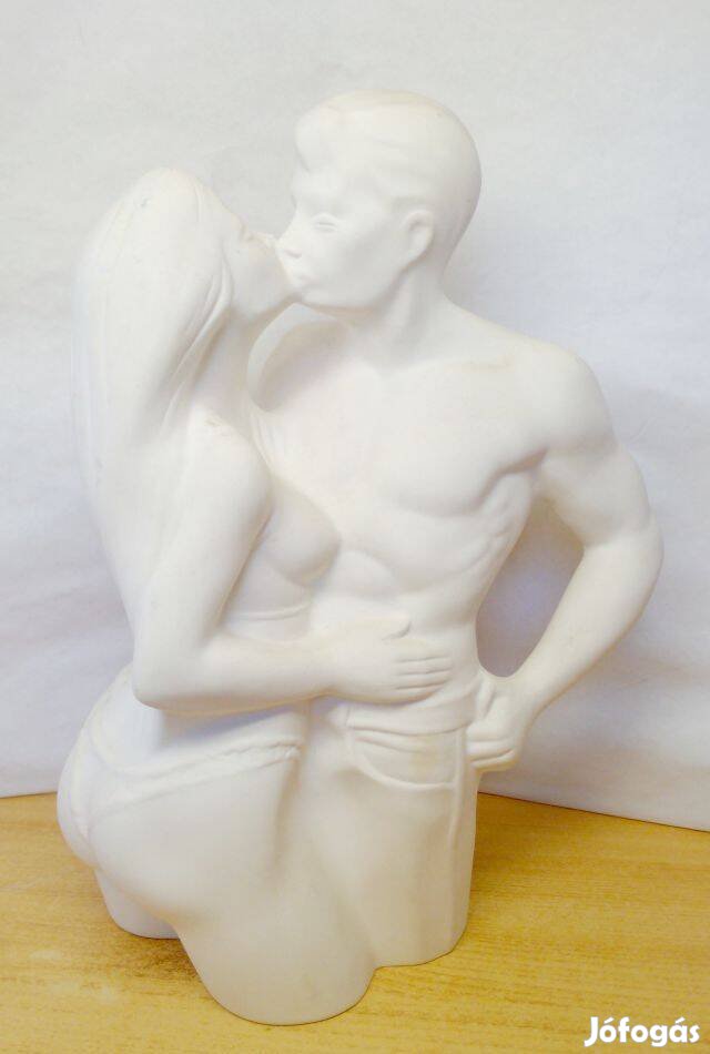 Csók. Világhy Árpád szobrász-keramikus alkotása fehér máz nélküli porc