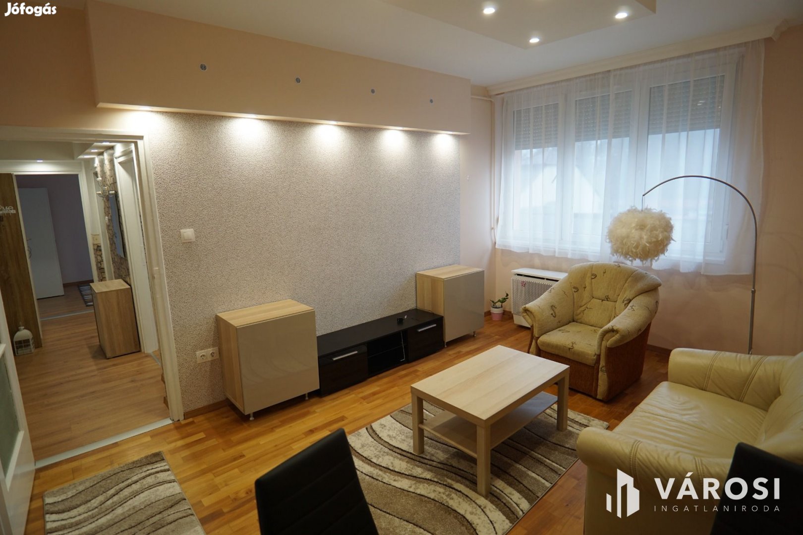 Csokonai utcában, első emeleti, felújított lakás!