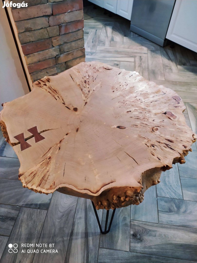 Csomoros nyárfa rönk asztal