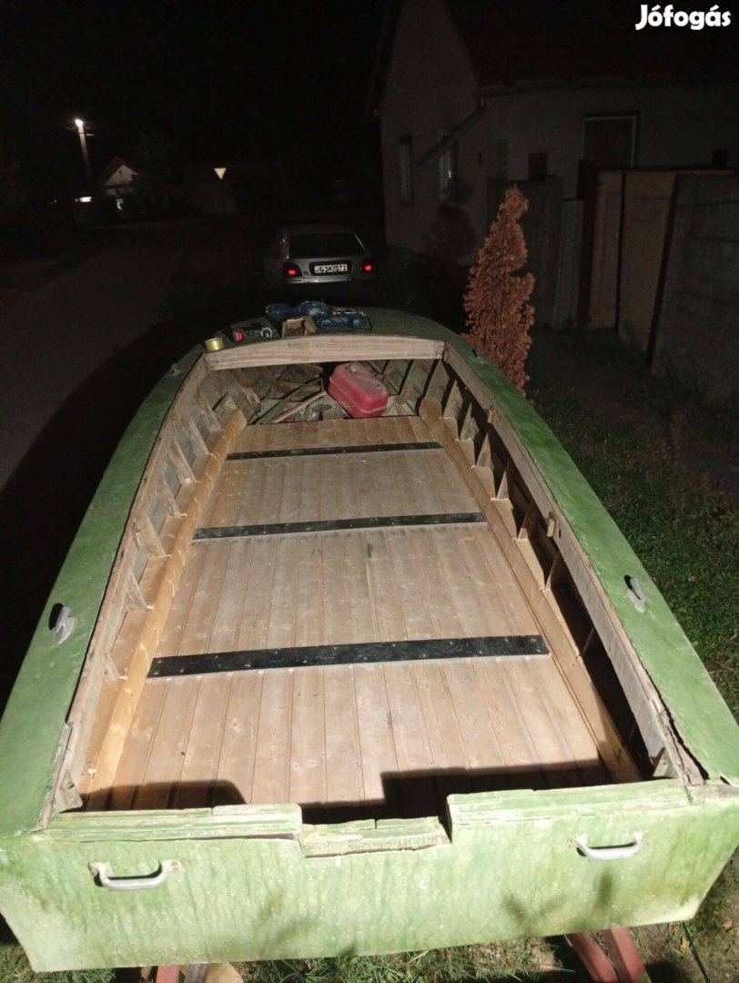 Csónak motoral