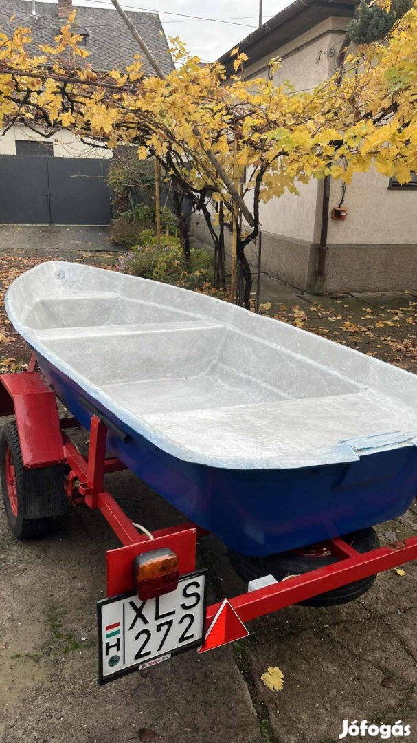 Csónak szállító utánfutó csónakkal