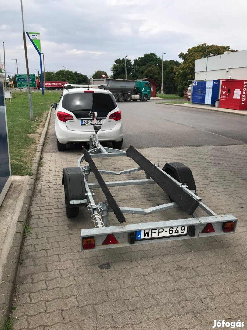 Csónak szállító utánfutó forgalmival