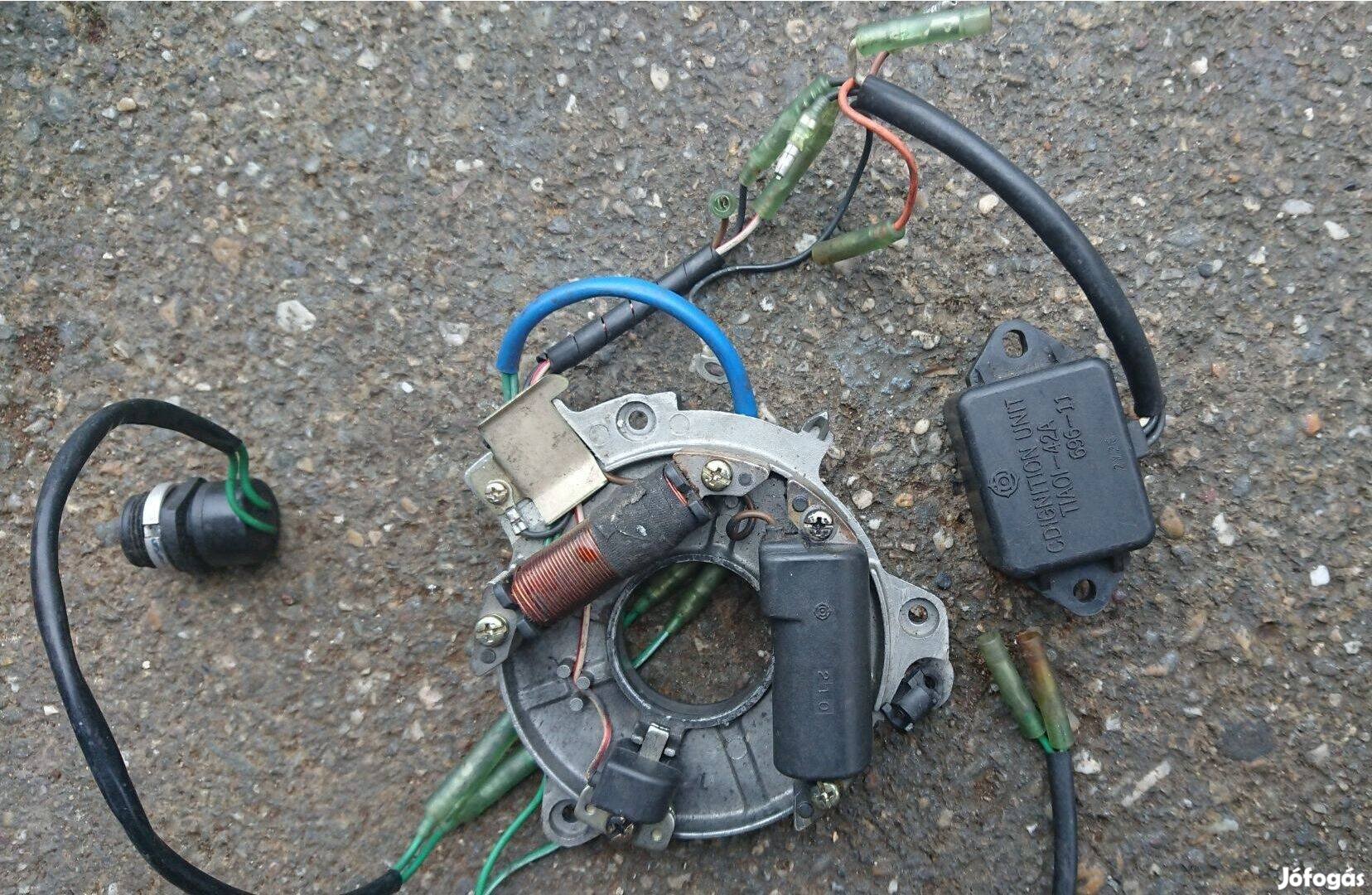 Csónakmotor bontott alkatrészei