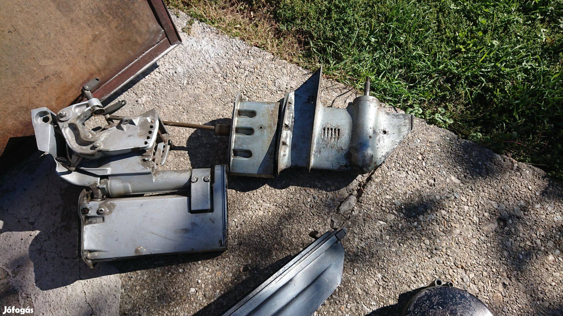 Csónakmotor bontott alkatrészek