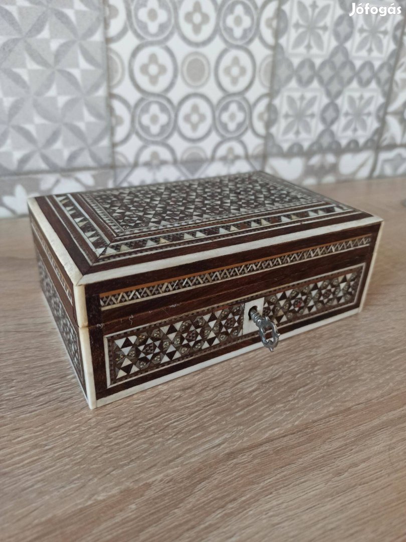Csontberakásos antik doboz