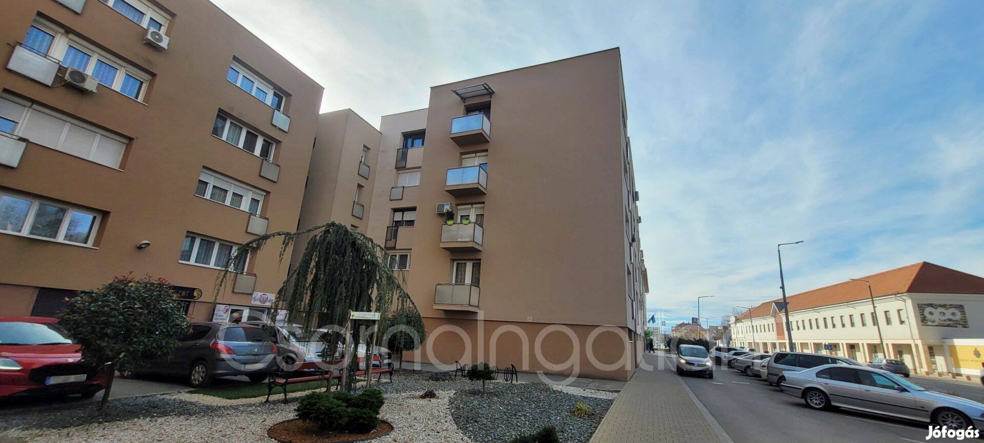 Csorna központjában 2 szobás erkélyes lakás eladó!