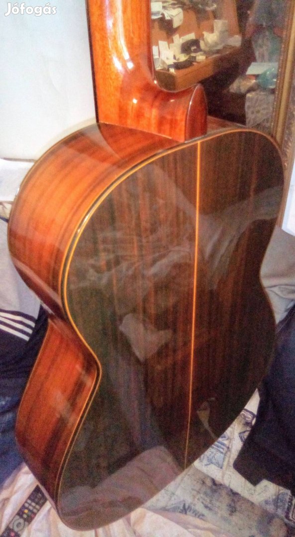 Csúcskategóriás szignált masszív fa mester gitár ritkaság tokkal 