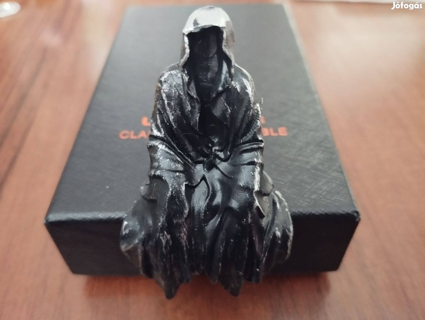 Csuklyás ülö szobor