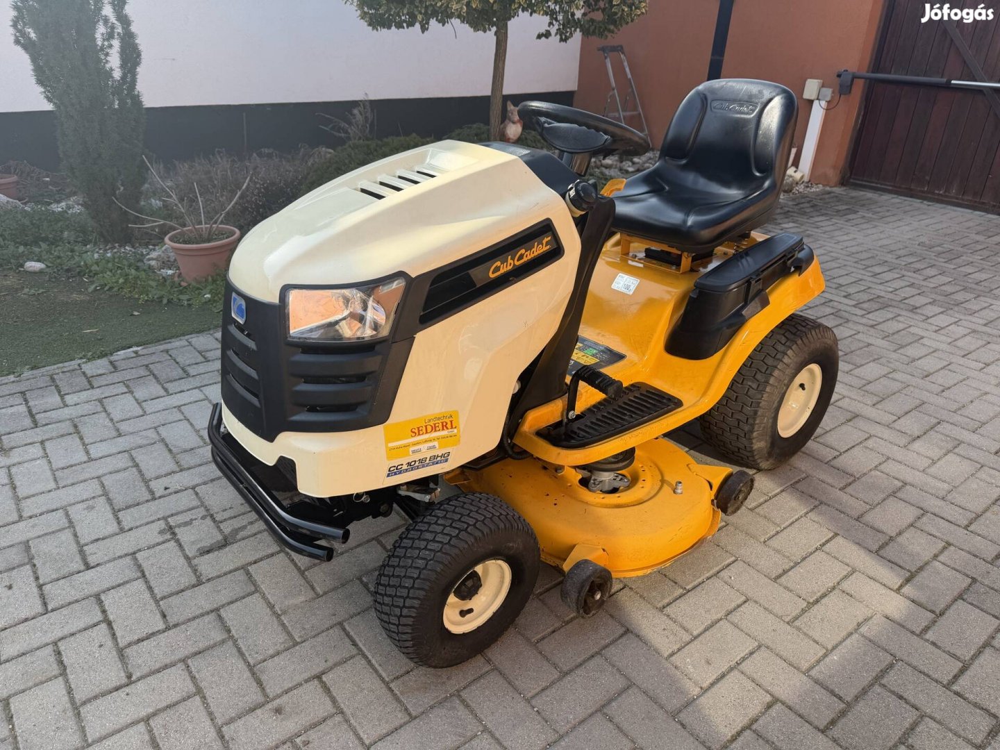 Cub Cadet oldaltkidobós fűnyíró traktor jó állapotban eladó