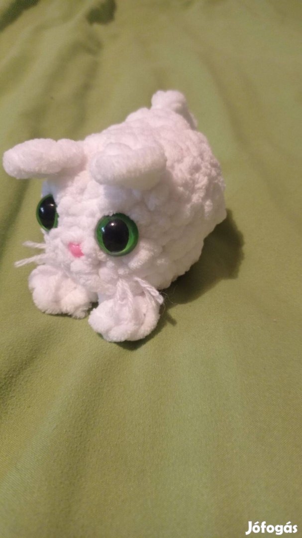 Cuki fehér amigurumi cica