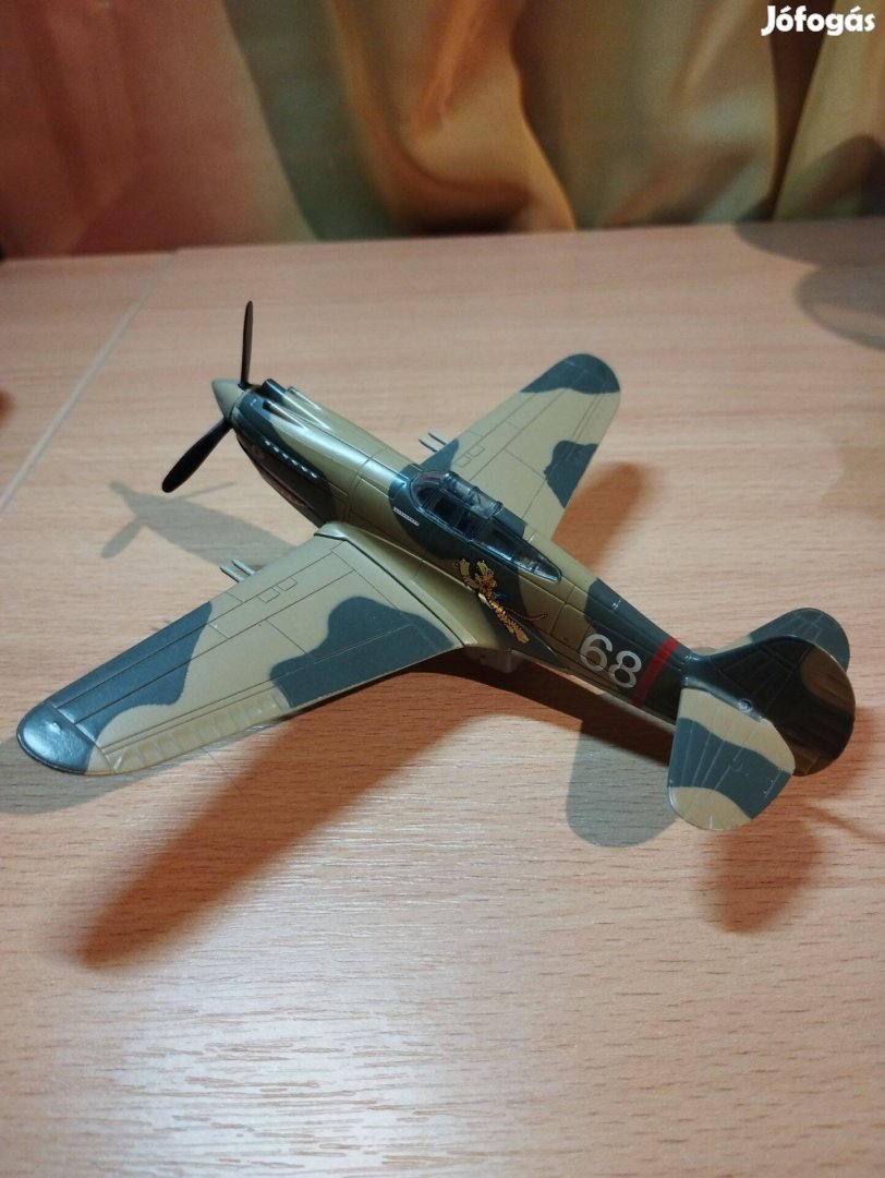 Curtiss P-40B II. világháborús fém repülőgép modell talppal