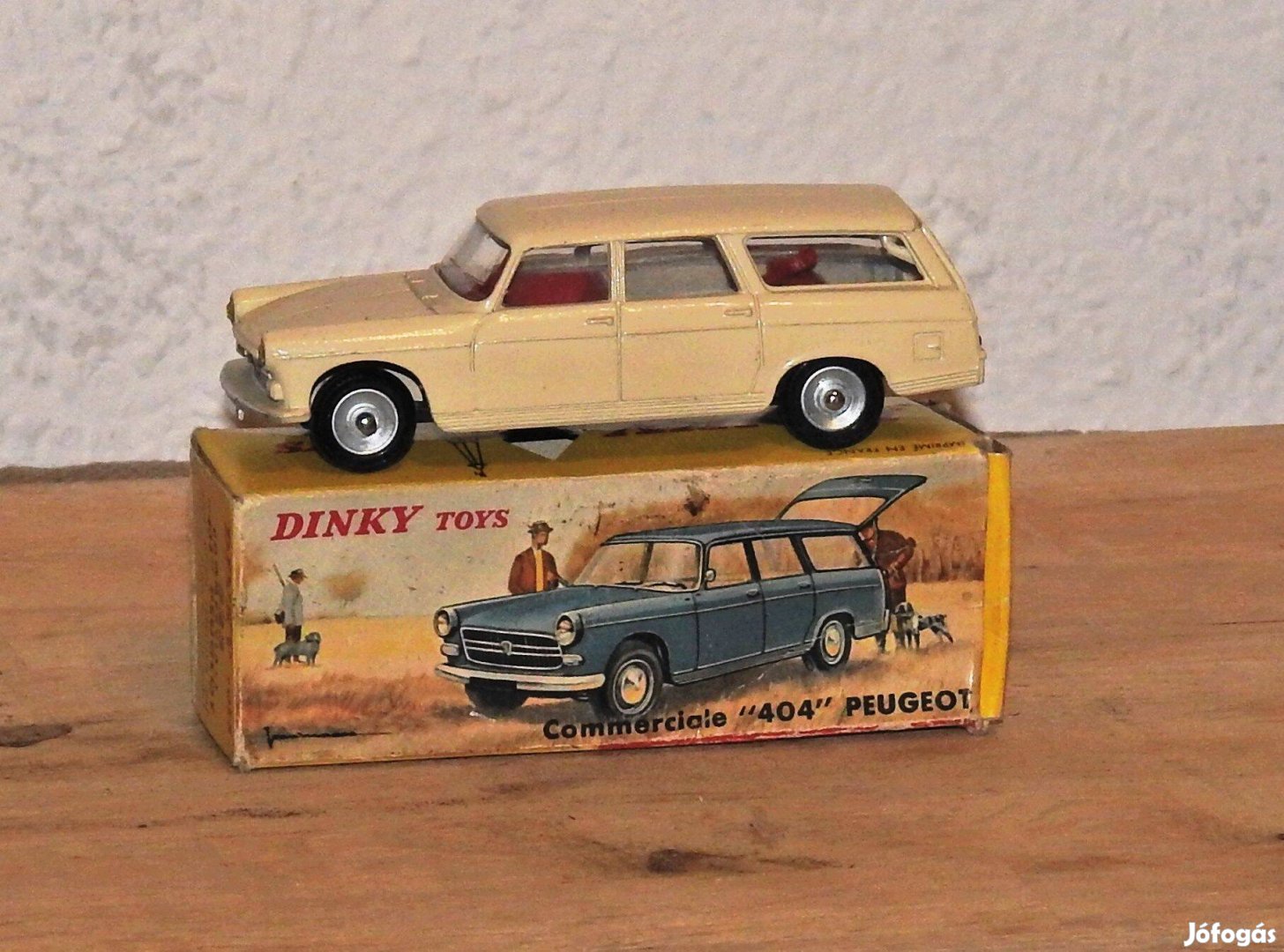 DINKY toys 525 Peugeot 404 Commerciale