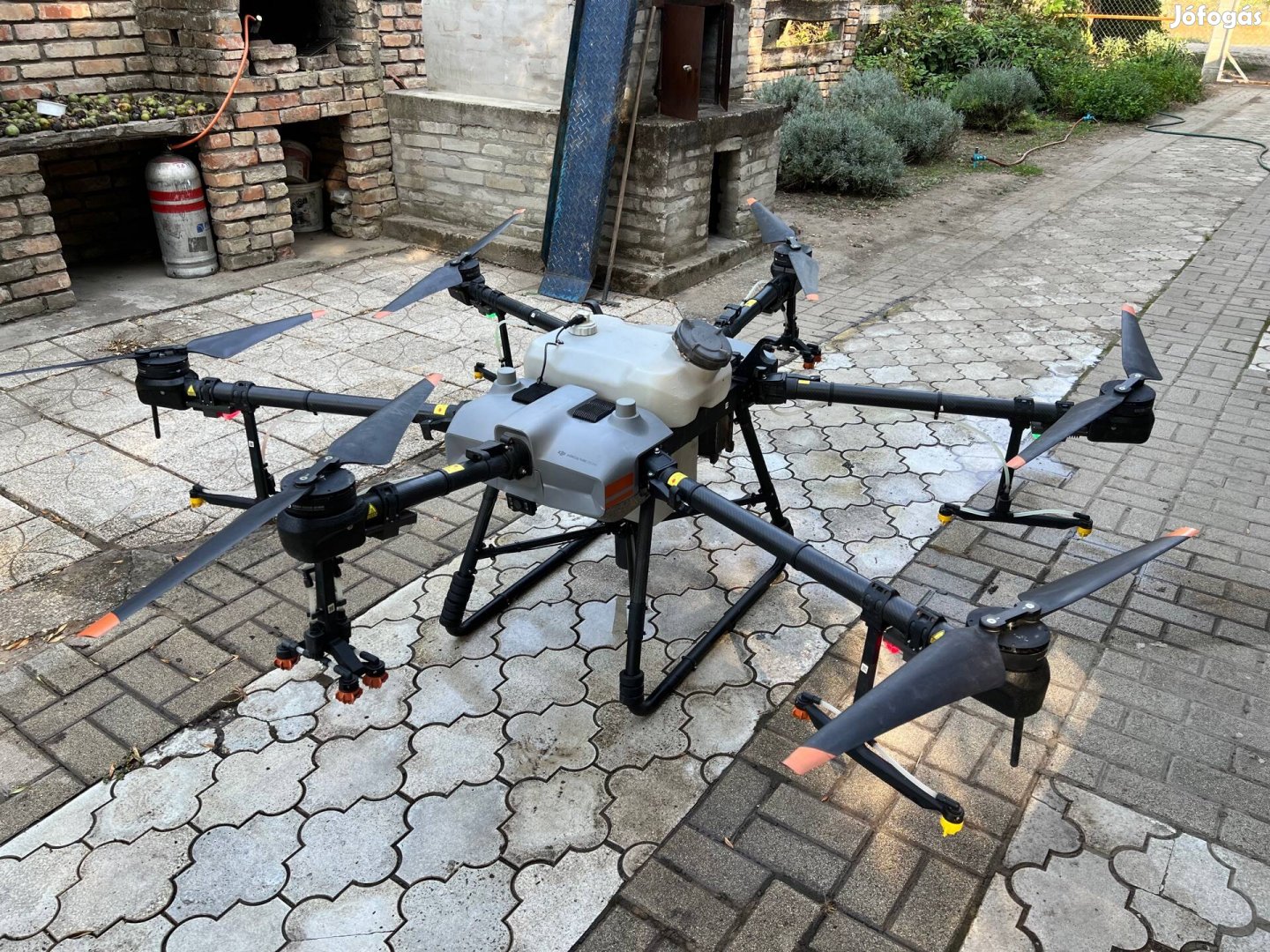 DJI Agras T-30 permetező drón 4db akkuval (90 ciklus), távirányítóval