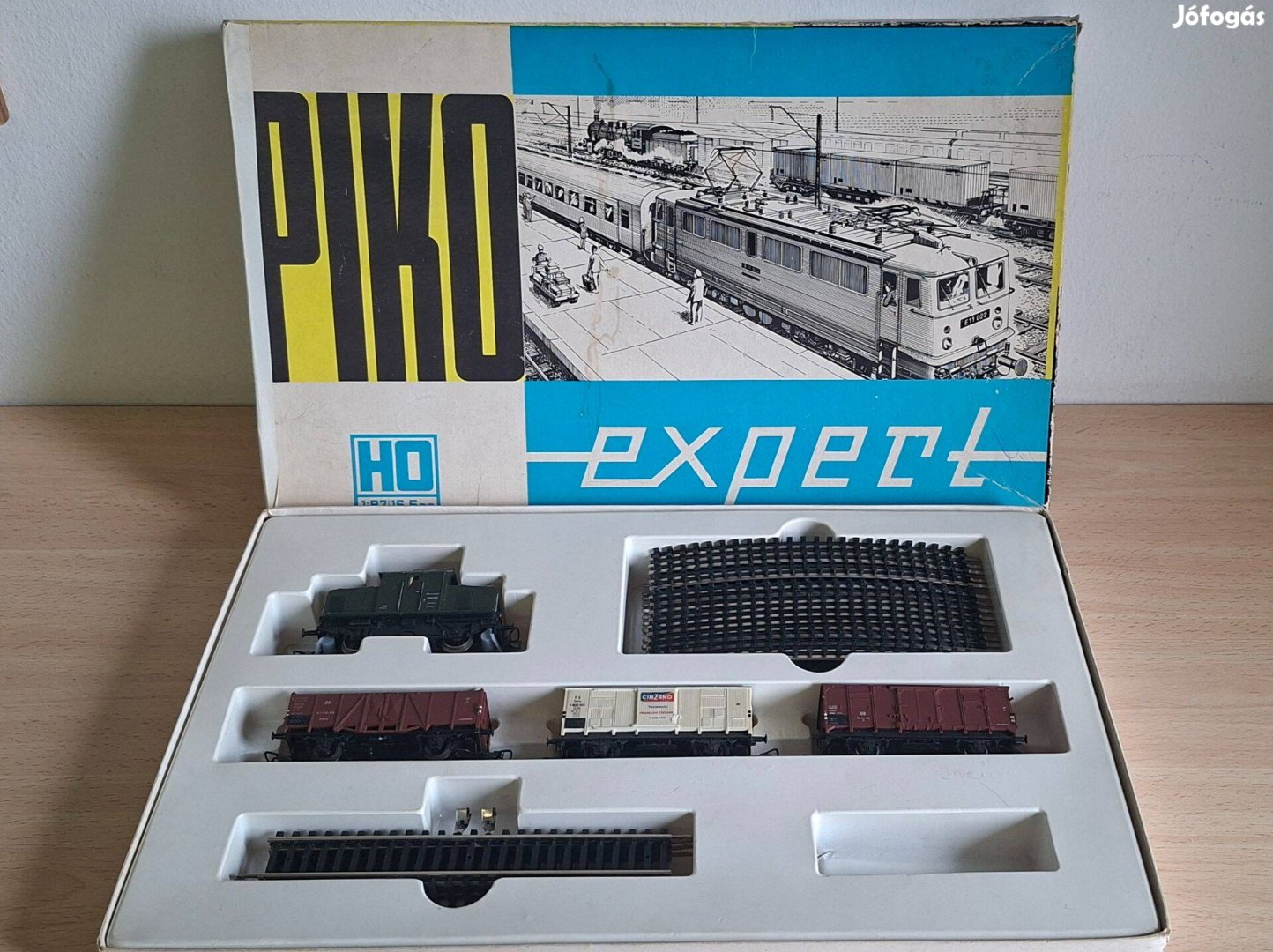 DR E69 mozdony 3 vagon oválpálya, Piko VEB H0