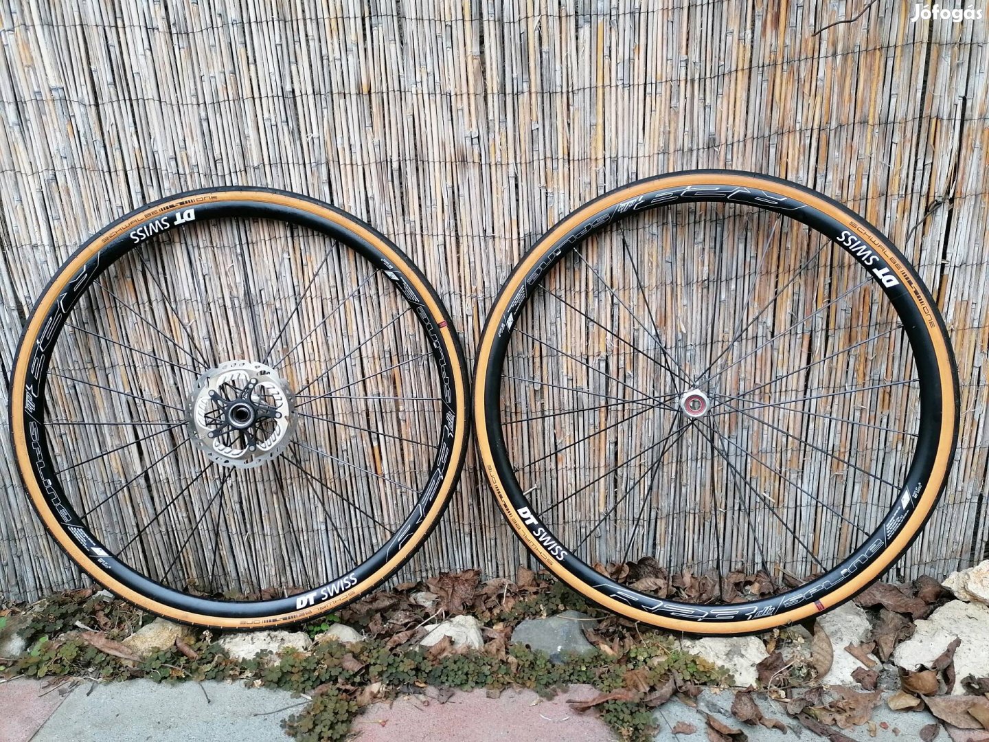 DT Swiss R23DB Spline 700c első-hátsó felni gumival 