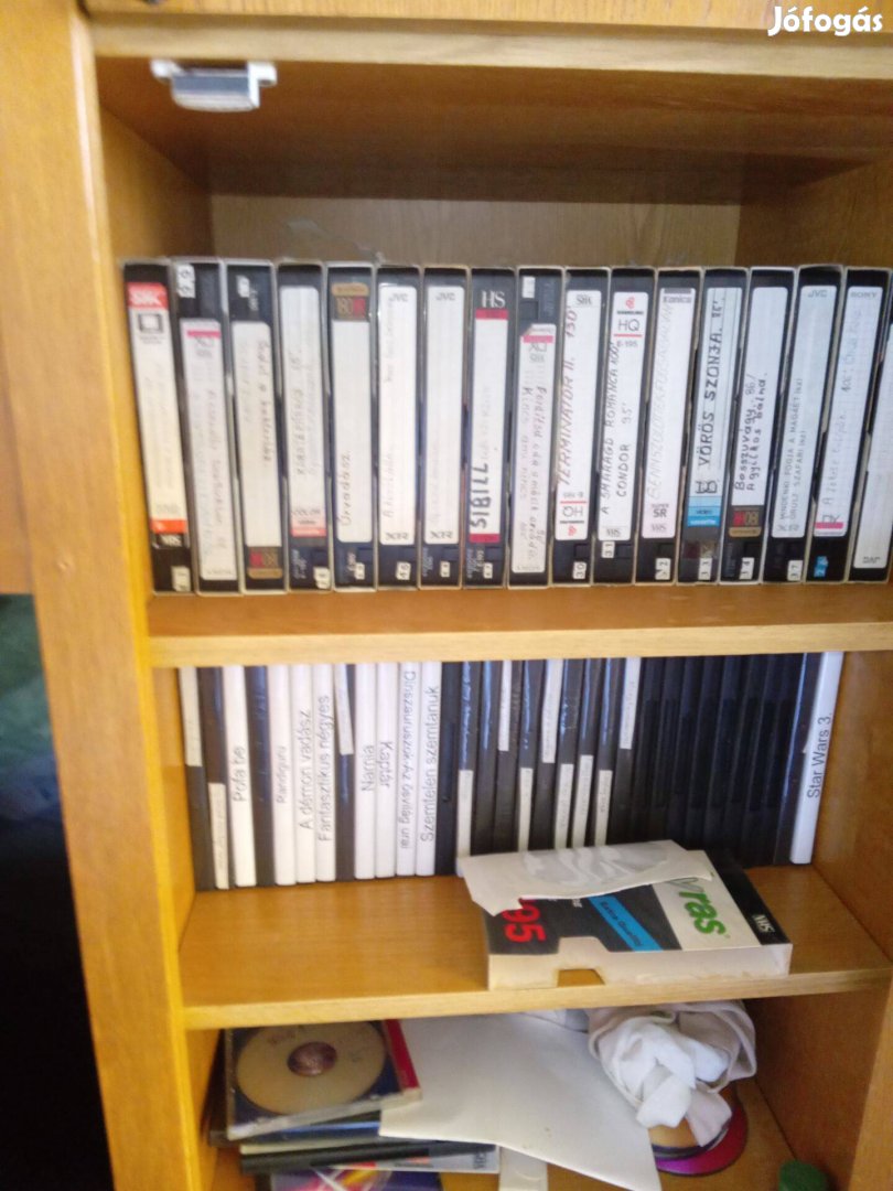 DVD lemezek+VHS kazetták filmekkel+tokban