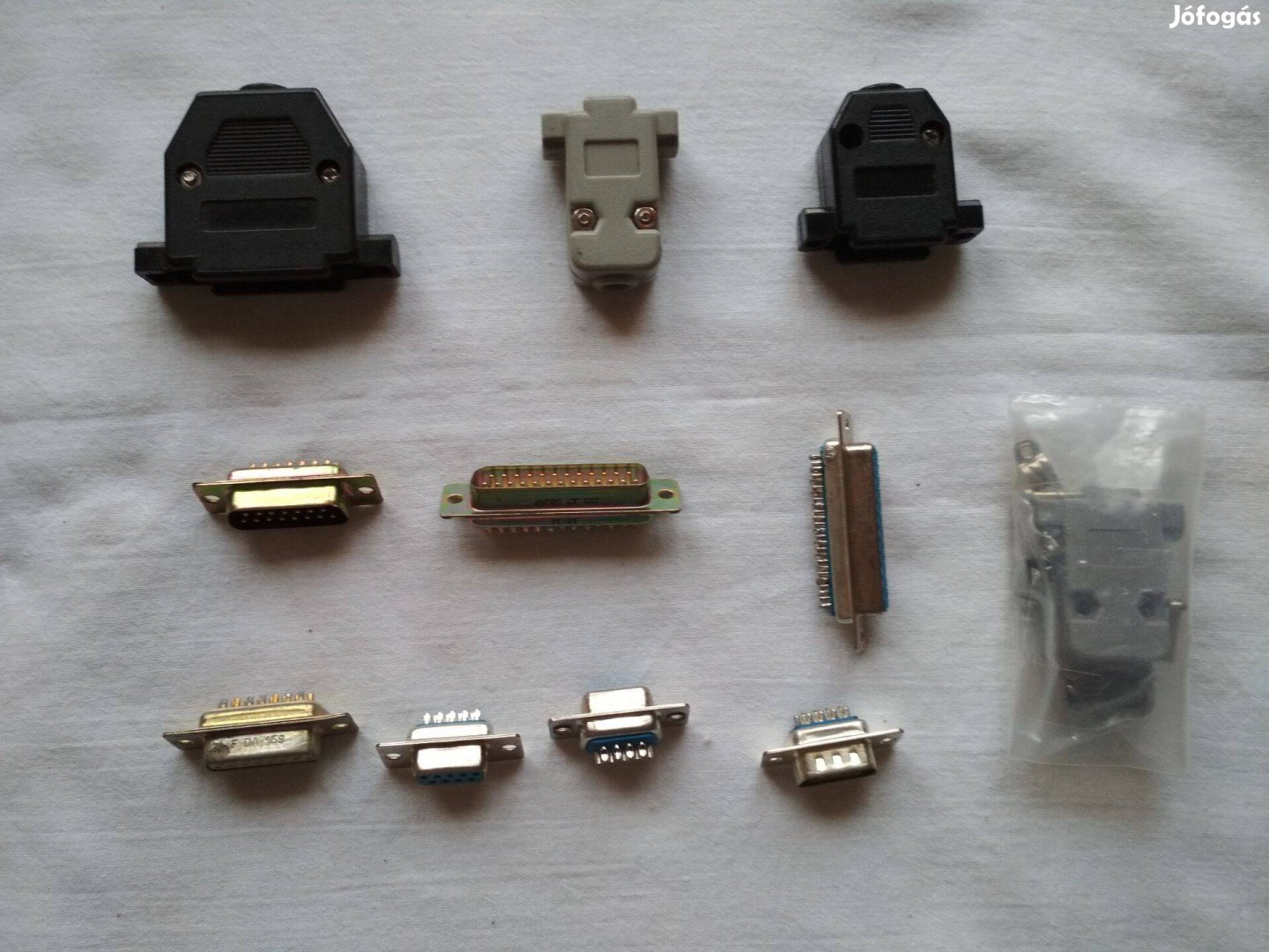 D-Sub csatlakozók és házak ,több féle
