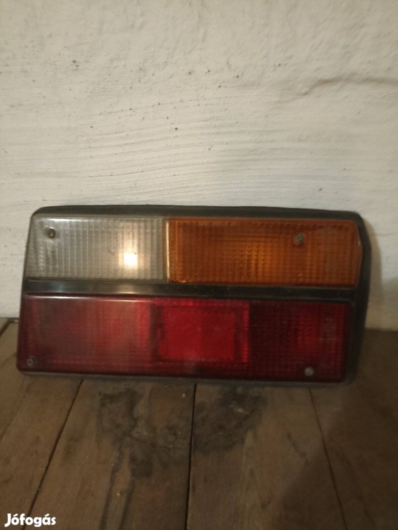 Dacia 1310 jobb hátsó komplett lámpa (bura + foglalat)