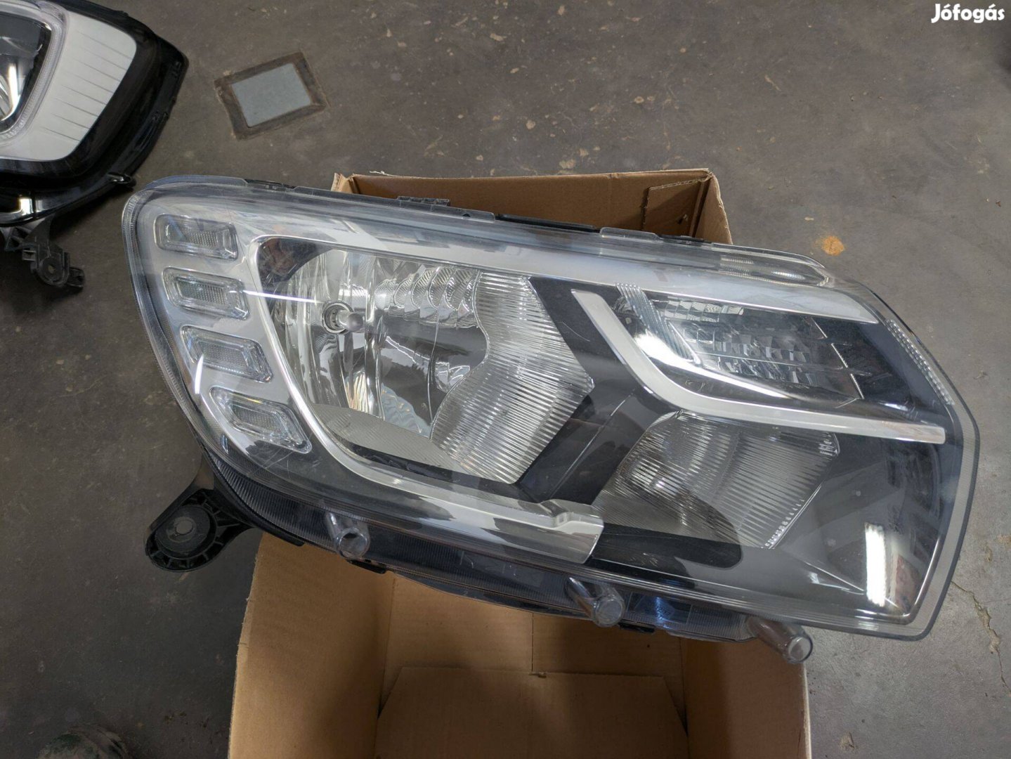 Dacia Sandero II jobb első lámpa 260103529R