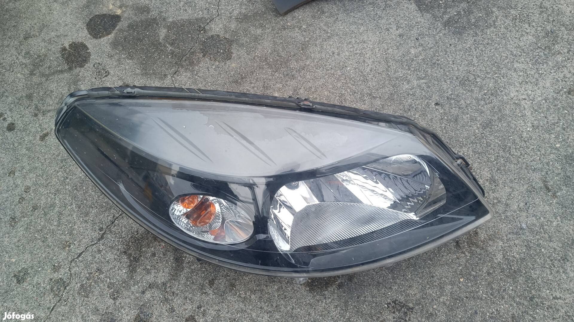 Dacia Sandero fekete hátteres gyári jobb első lámpa fényszóró