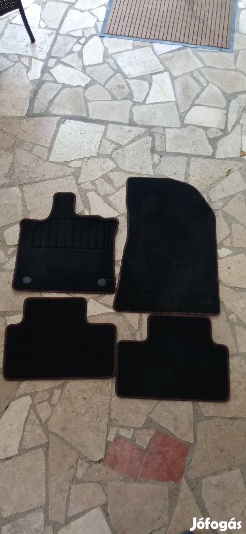 Dacia Sandero padlószőnyeg eladó!