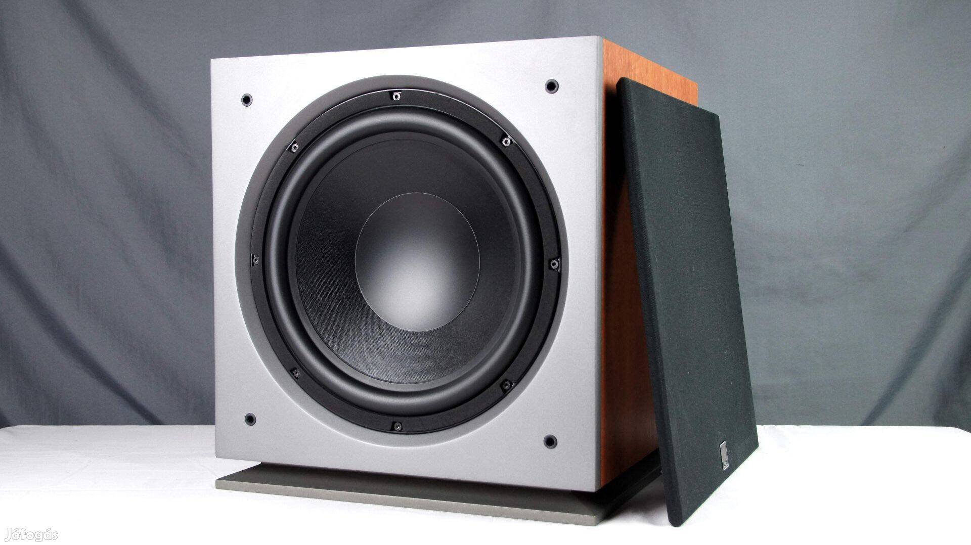 Dali Concept sub - cseresznye - mélynyomó, subwoofer előlegezve 