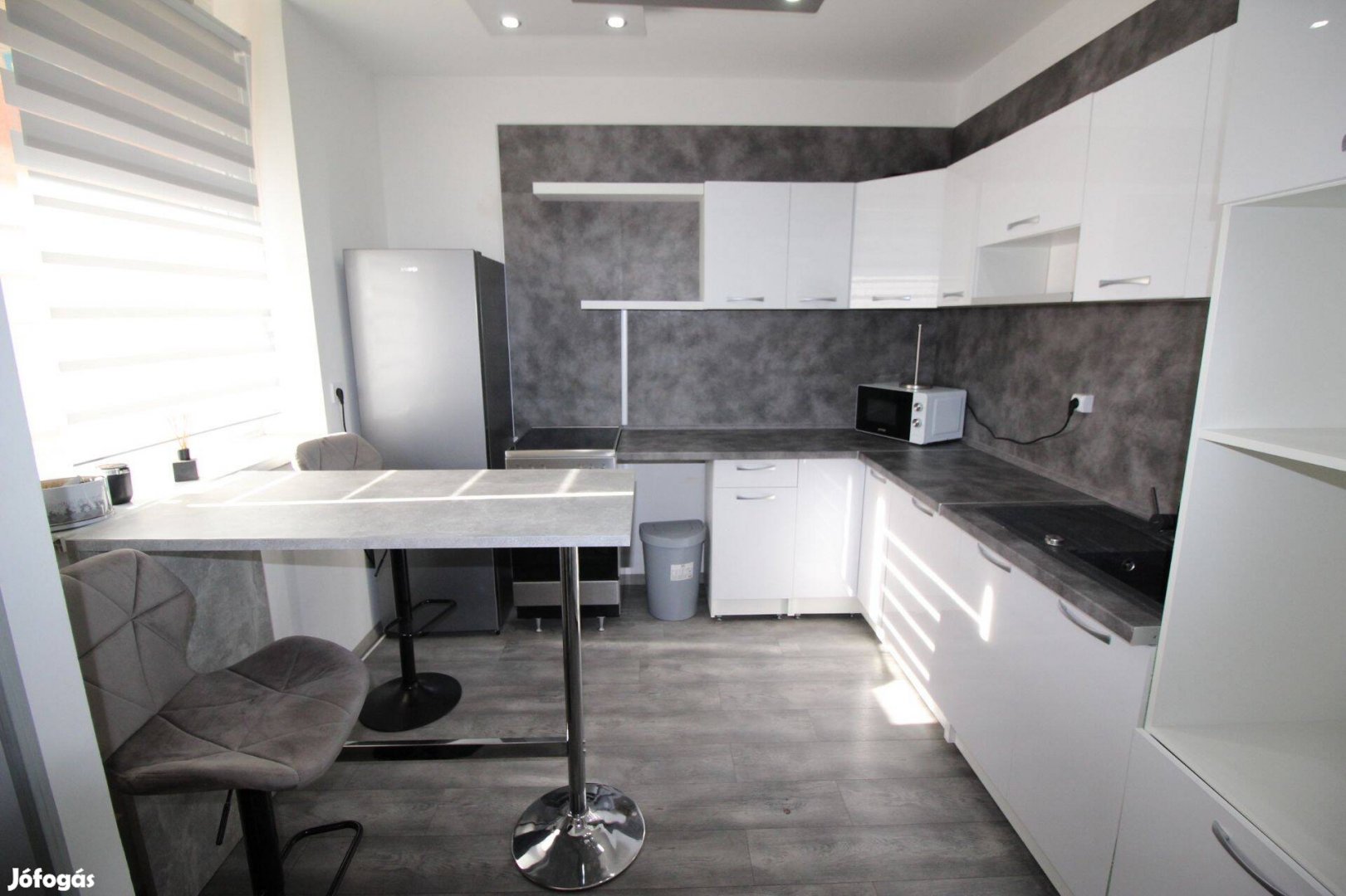 Damjanich lakóparkban 60 m2-es 2 szoba-nappalis újszerű lakás eladó