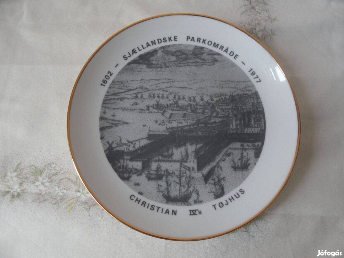 Dán porcelán falitányér