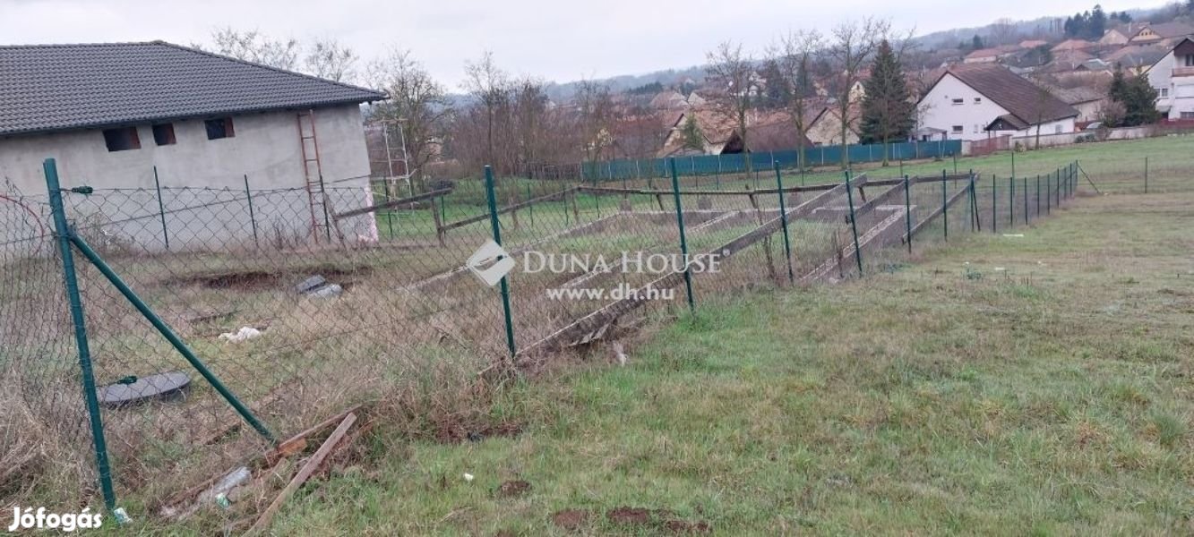 Dányi eladó 871 nm-es telek