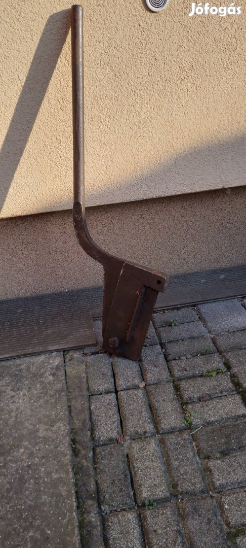 Daraboló eladó 