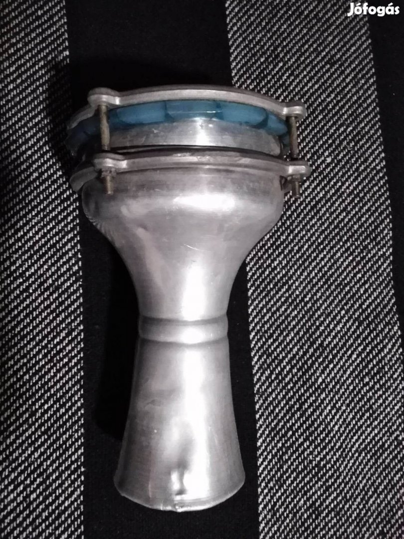 Darbuka. Kisebb benyomódások találhatók rajta