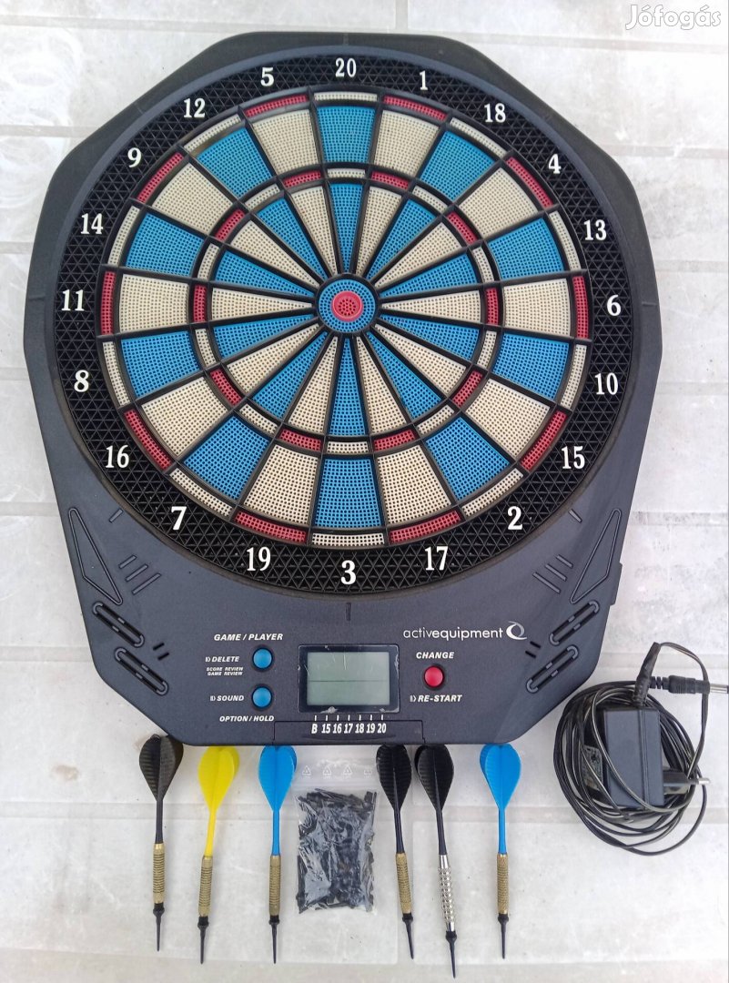 Darts tábla 6db nyíl+ 1 zacskó nyílhegy.