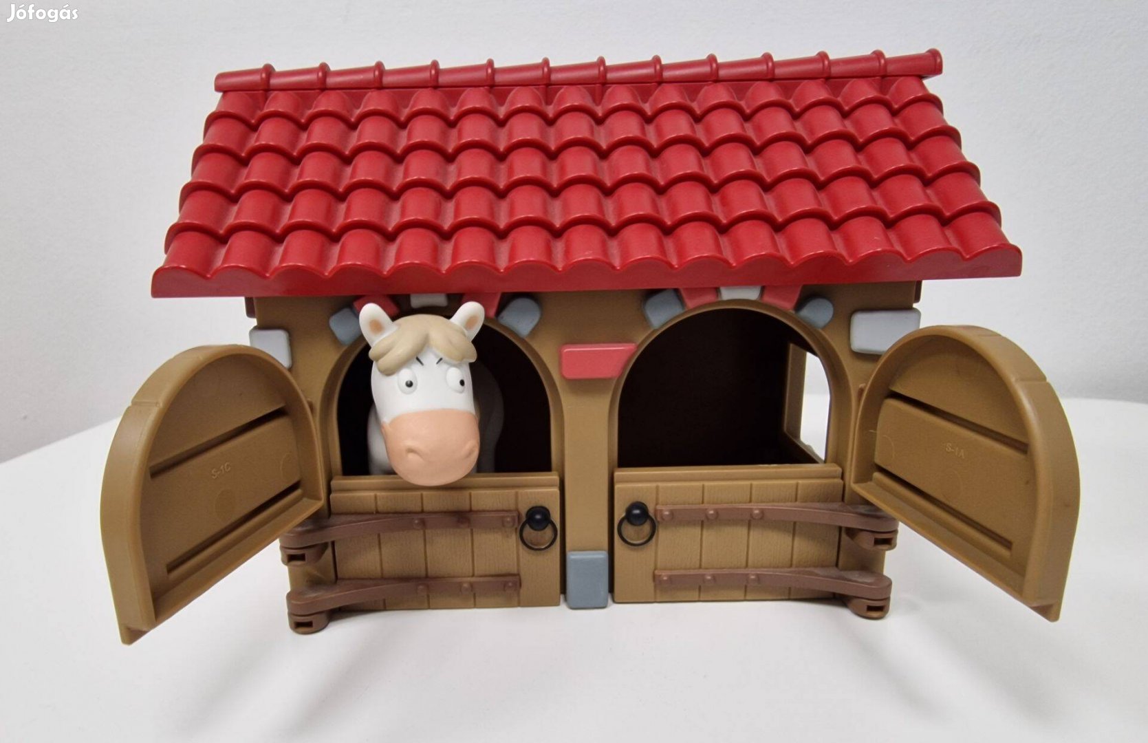 Deagostini istálló nyitható ajtókkal és 1db fehér ló eladó