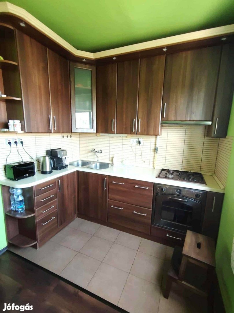 Deák Ferenc utcában 1 szoba étkezős, nagy erkélyes lakás