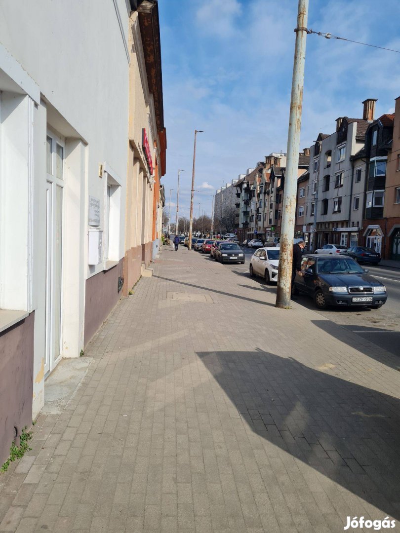 Debrecen-Belváros, Csapó utcai utcafronti 62 nm-es üzlet