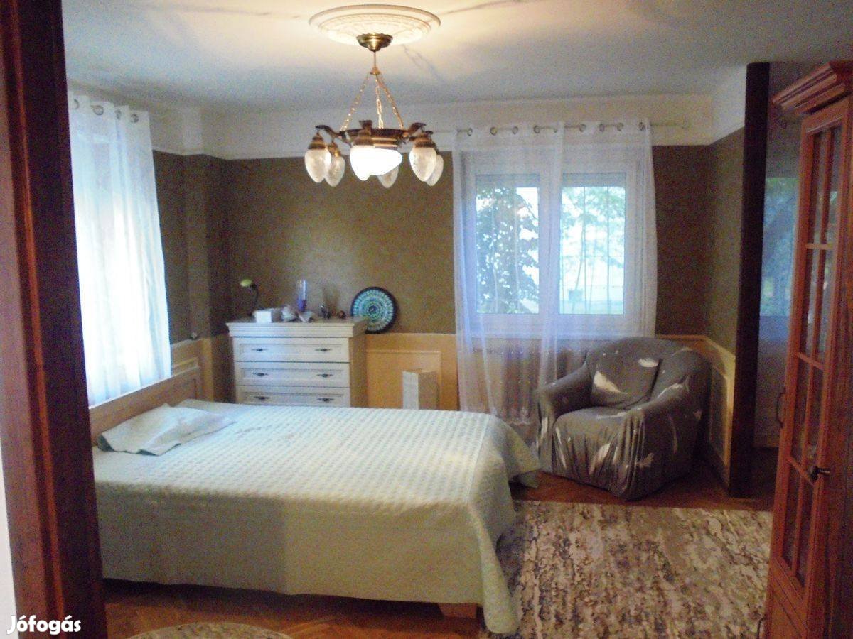 Debrecen Belvárosában 54 m2-es, nappali+2 szobás, szép lakás eladó!