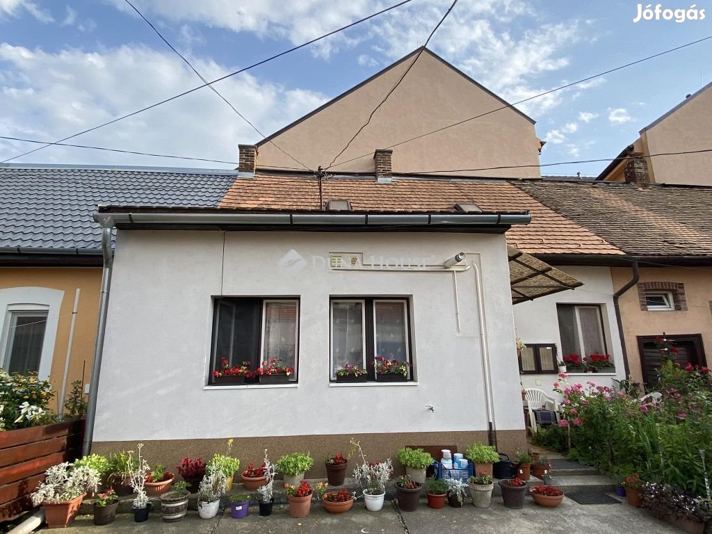 Debrecen Belvárosának csendes utcájában rendezett kis ház eladó!