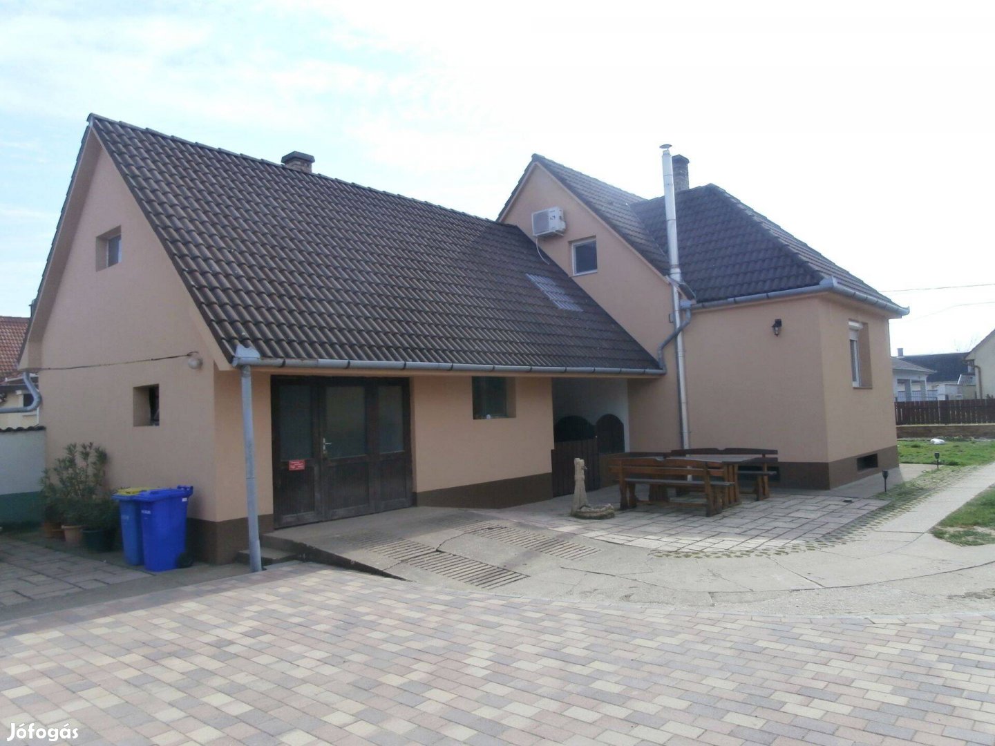 Debrecen-Józsán csendes környezetben tetőteres családi ház eladó
