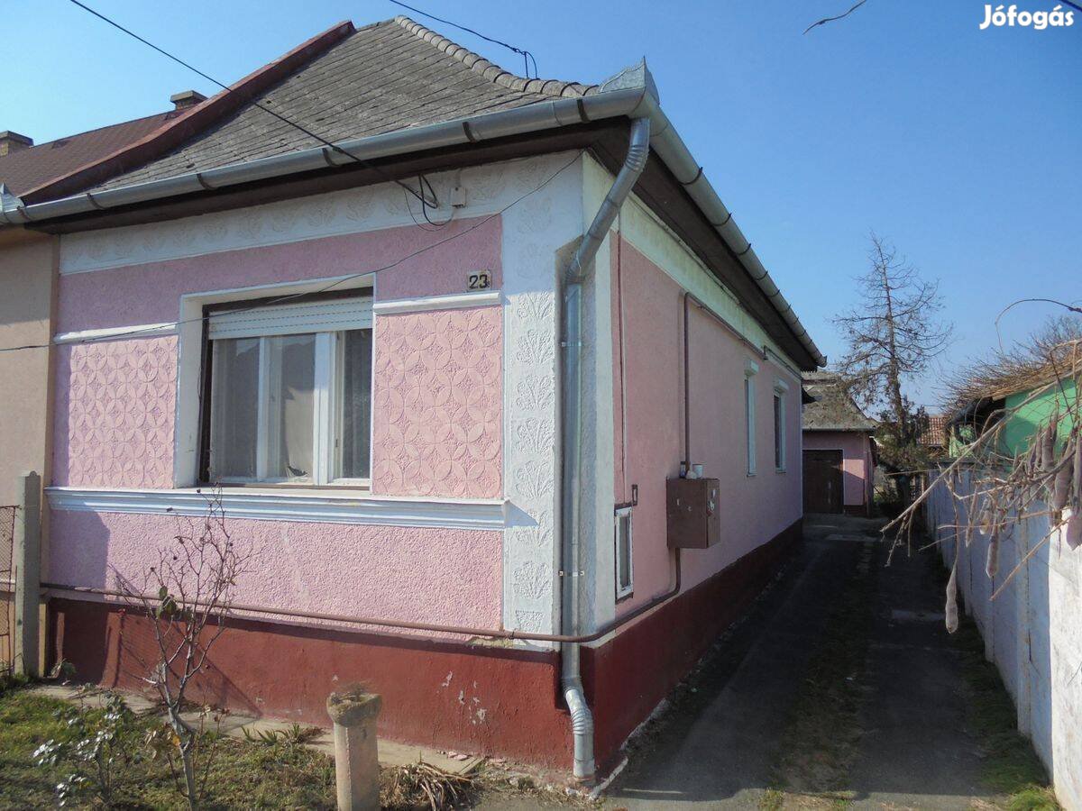 Debrecen Kerekes F u-ban 3 szobás, 75 m2-es felújítandó házrész eladó!