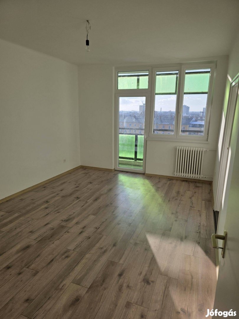 Debrecen Petőfi téri 12 fél szobás szép erkélyes lakás eladó