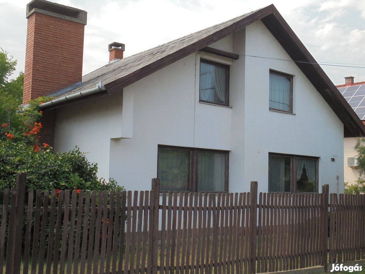 Debrecen Veres P. u.-ban 150 m2-es, 3 szobás, tetőteres ház eladó!