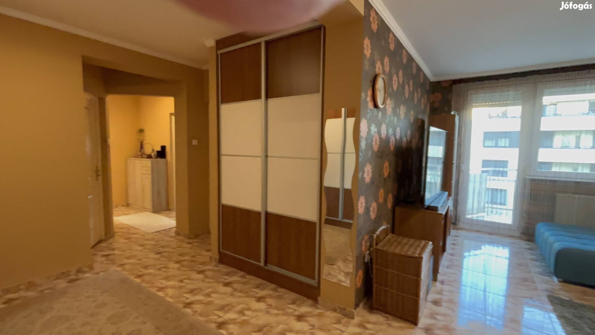 Debrecen, Belváros téglaépítésű társasházi lakás, 4 szoba,