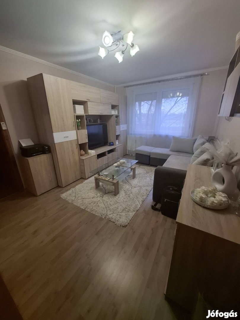 Debrecen, Fényes-udvar 60 m-es, 3 szobás panel társasházi