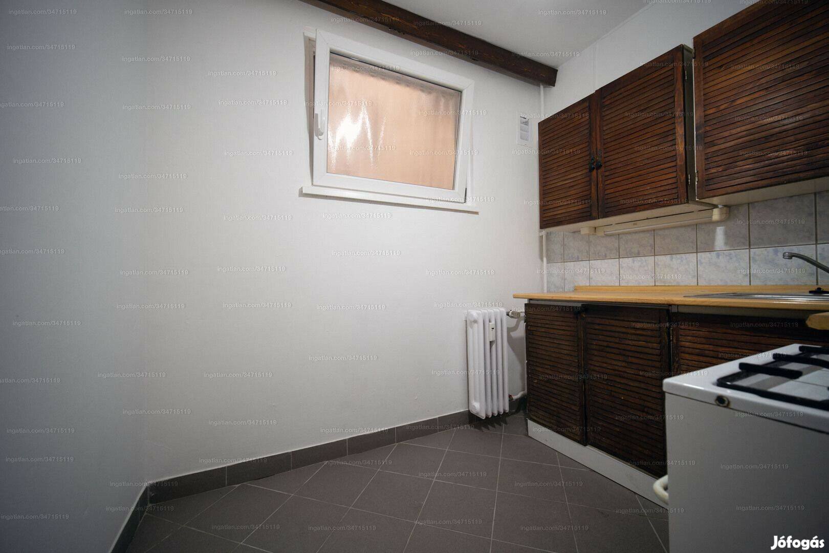 Debrecen, Gyergyó utca Részben felújított, 3 szobás, erkélyes lakás