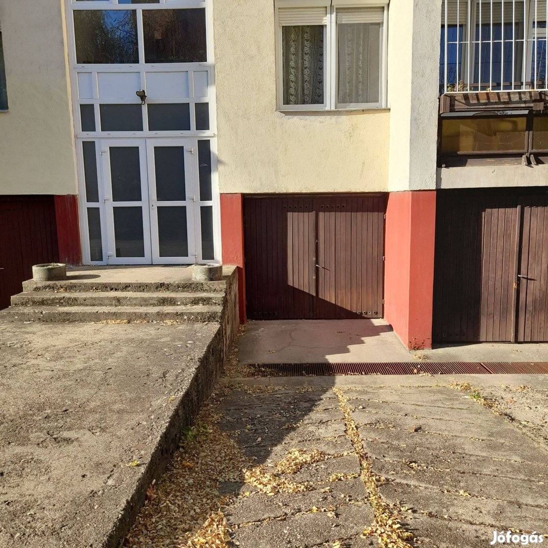 Debrecen, Hadházi úton 12 m2 garázs kiadó