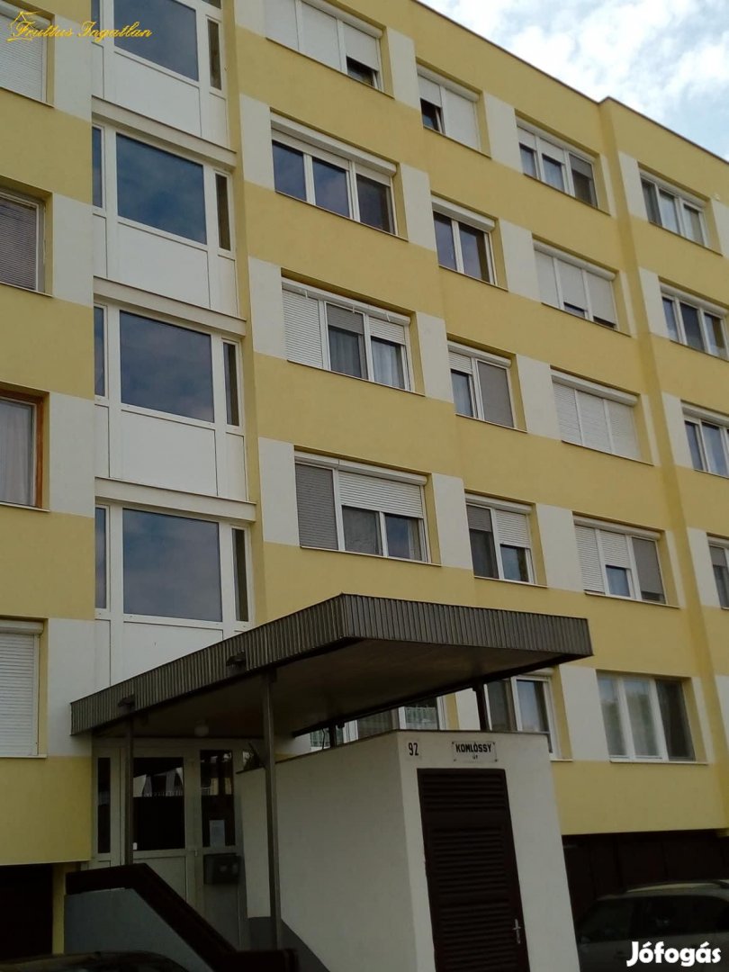 Debrecen, Komlossy utcán eladó III.emelti felújított 3 szobás lakás